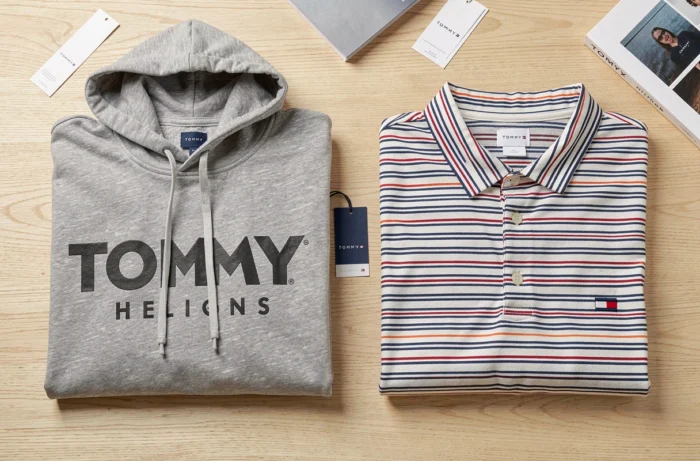 Comparaison côte à côte d'un hoodie Tommy Jeans et d'une chemise Tommy Hilfiger en flat-lay, mettant en évidence les différences de style et de logo entre les deux marques