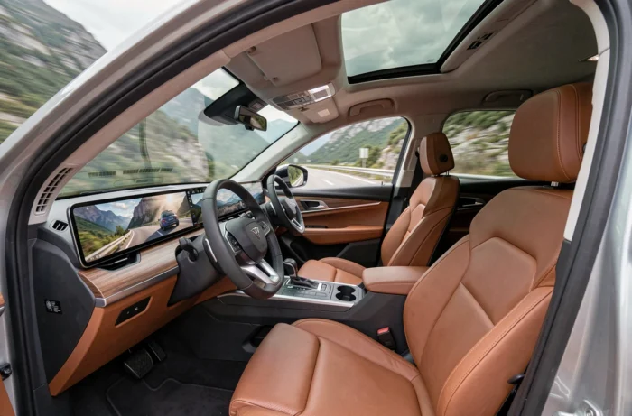 Intérieur futuriste d'un SUV haut de gamme 2024 avec tableau de bord connecté et sièges en cuir cognac